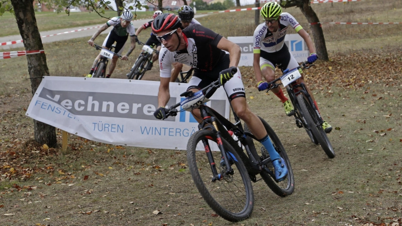 Das Rennen an der Bärenloch-Hütte hat schon Tradition: Am 27. September wird die Strecke im Herrierder Ortsteil Hohenberg wieder von Radsport-Fans aus ganz Süddeutschland bevölkert. (Foto: Günther Holzinger)