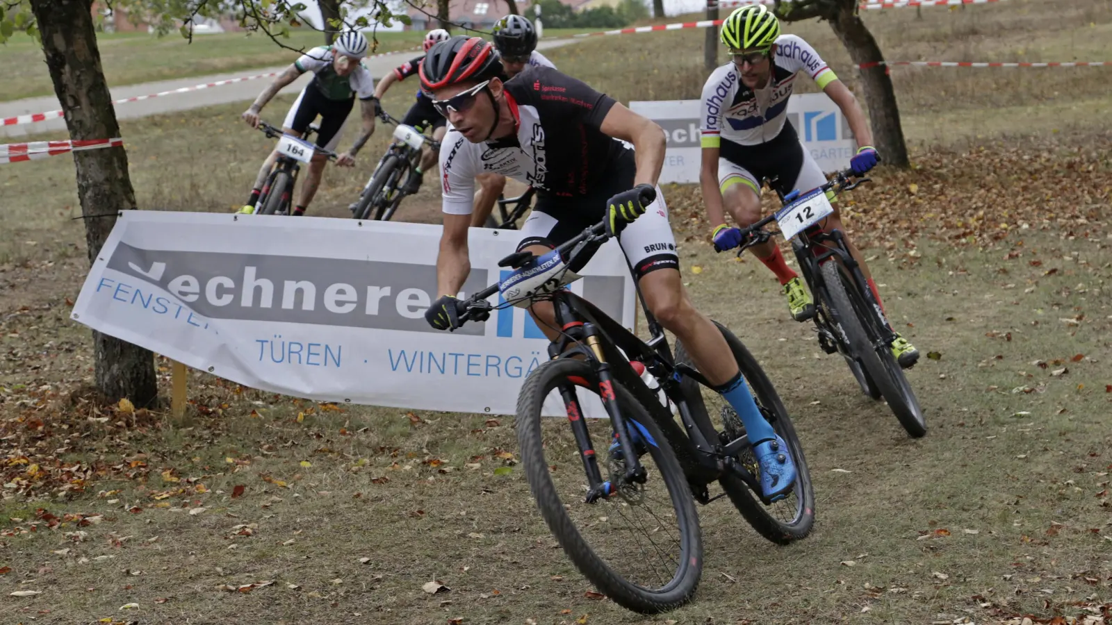 Das Rennen an der Bärenloch-Hütte hat schon Tradition: Am 27. September wird die Strecke im Herrierder Ortsteil Hohenberg wieder von Radsport-Fans aus ganz Süddeutschland bevölkert. (Foto: Günther Holzinger)