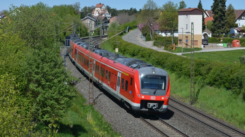 Mit Zügen der Baureihe 440 betreibt die Deutsche Bahn derzeit noch den RE10 auf der Strecke Nürnberg–Würzburg, hier in Hagenbüchach. (Foto: Johannes Hirschlach)