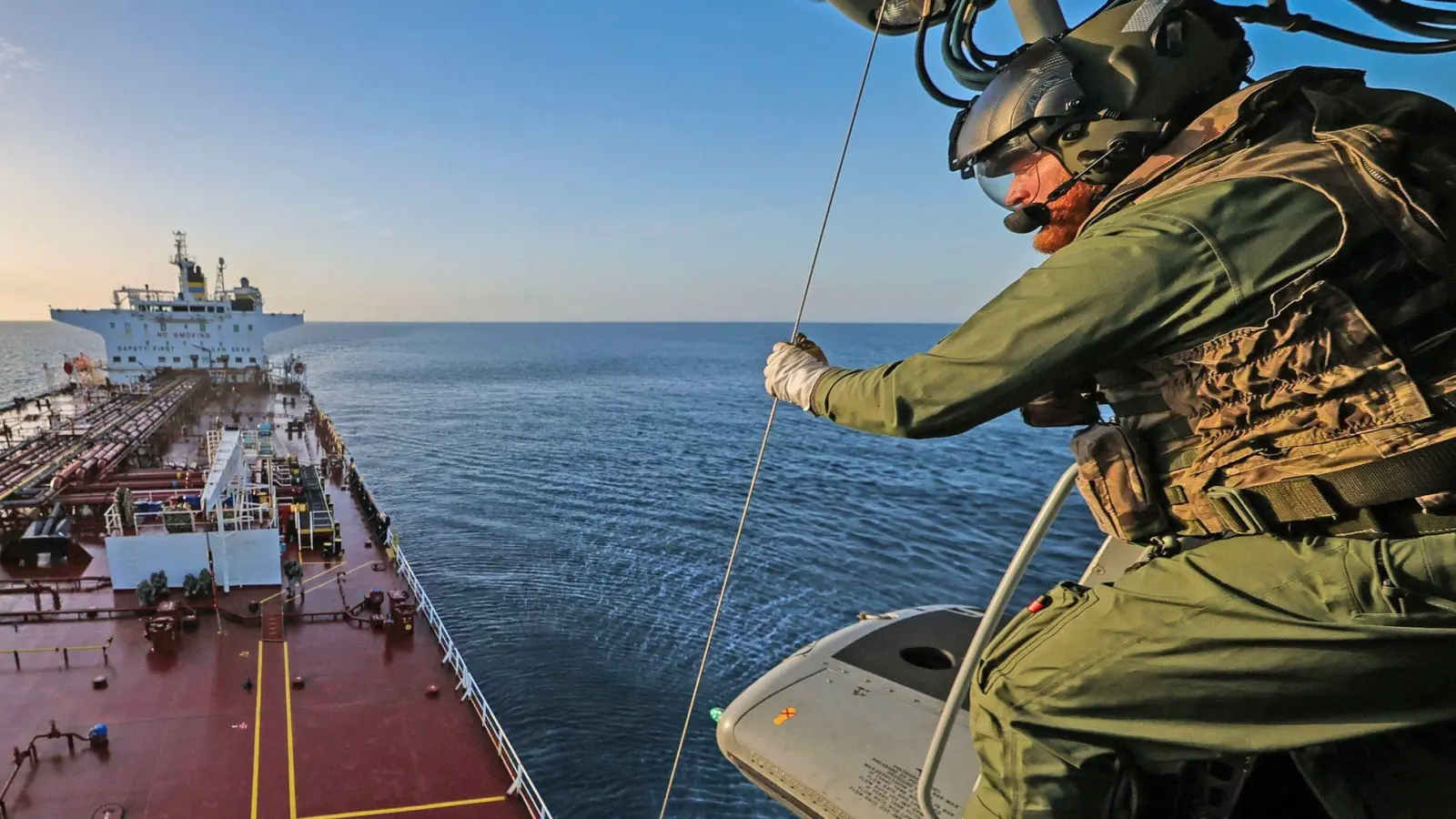 Britische Streitkräfte haben ein Schiff geentert, das zur russischen Schattenflotte gehören soll. (Handout) (Foto: Lphot Hutchins/MoD Crown copyright/PA Wire/dpa)