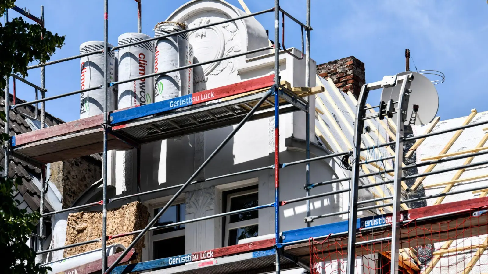Altes bewahren: Die Sanierung einer Immobilie kann teuer und aufwendig sein, Eigentümer können aber oft von Förderungen profitieren. (Foto: Kirsten Neumann/dpa-tmn)
