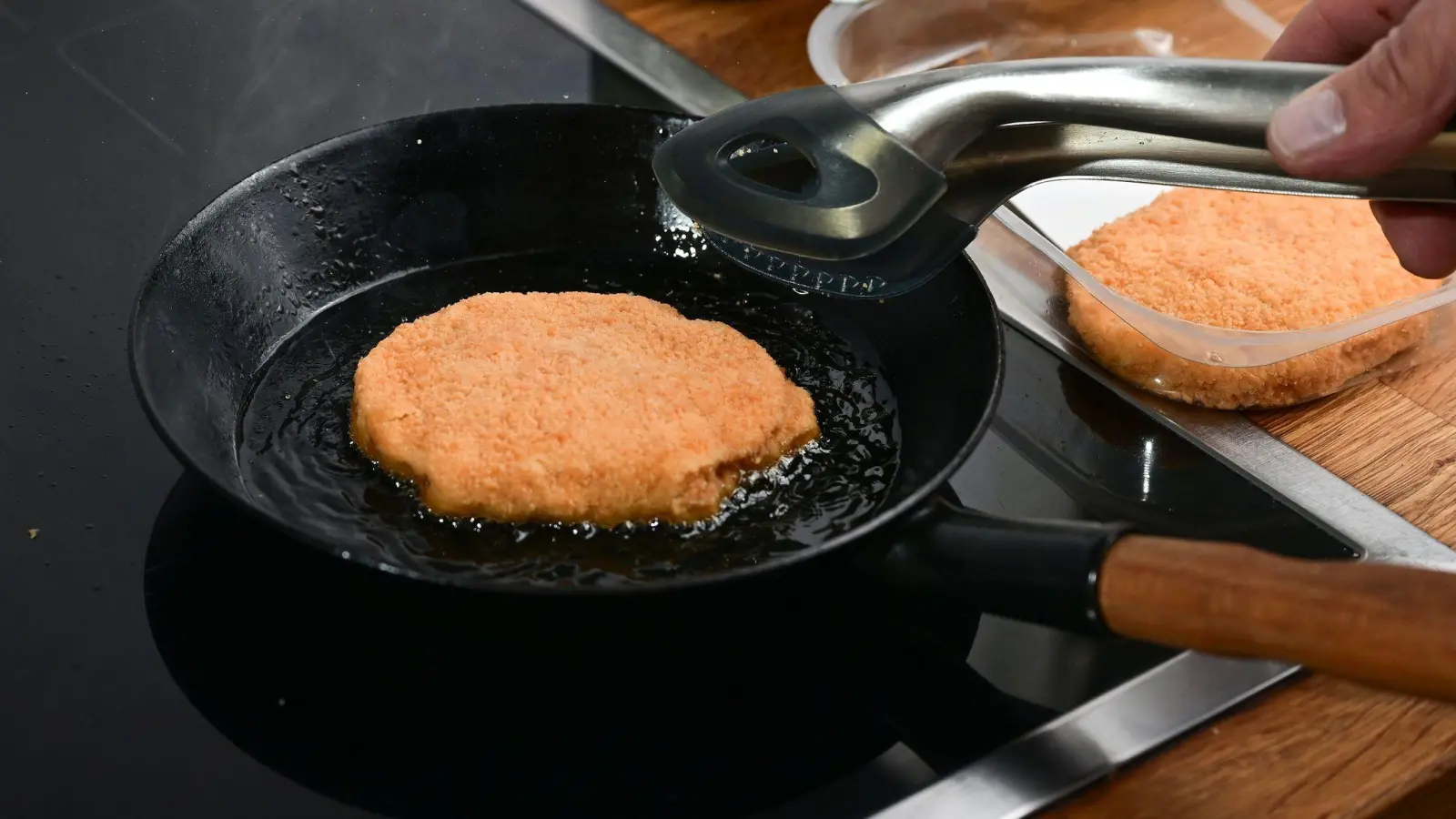 Veganes Cordon Bleu: Verbraucherinnen und Verbrauchern steht mittlerweile ein großes Sortiment an Fleischersatzprodukten zur Verfügung. (Foto: Bernd Weißbrod/dpa/Illustration)