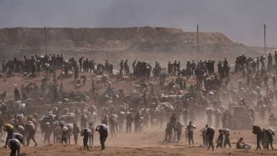 Berichten zufolge möchte Israels Ministerpräsident Netanjahu nunmehr den ganzen Gazastreifen einnehmen.  (Foto: Abdel Kareem Hana/AP/dpa)