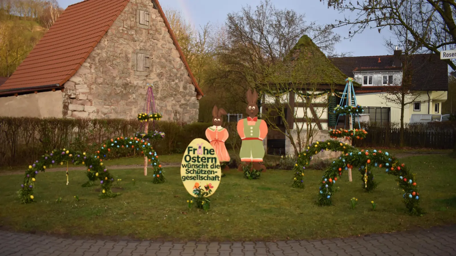 Die Schützengesellschaft Neuhof hat sich mächtig ins Zeug gelegt, um den Besuchern des Dorfs einen farbenfrohen Empfang zu bieten. (Foto: Ute Niephaus)