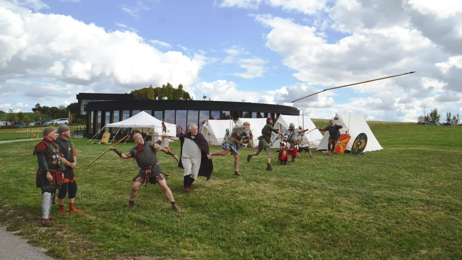 Die Bataver-Kohorte demonstrierte unterschiedliche Gefechtsübungen, wie hier den Speerwurf. (Foto: Peter Tippl)