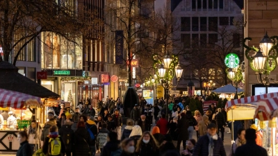 Eine weihnachtlich geschmückte Straße in der Nürnberger Innenstadt. Die Erwartungen der bayerischen Einzelhändler an das Weihnachtsgeschäft sind in diesem Jahr eher zurückhaltend. (Archiv) (Foto: Daniel Karmann/dpa)