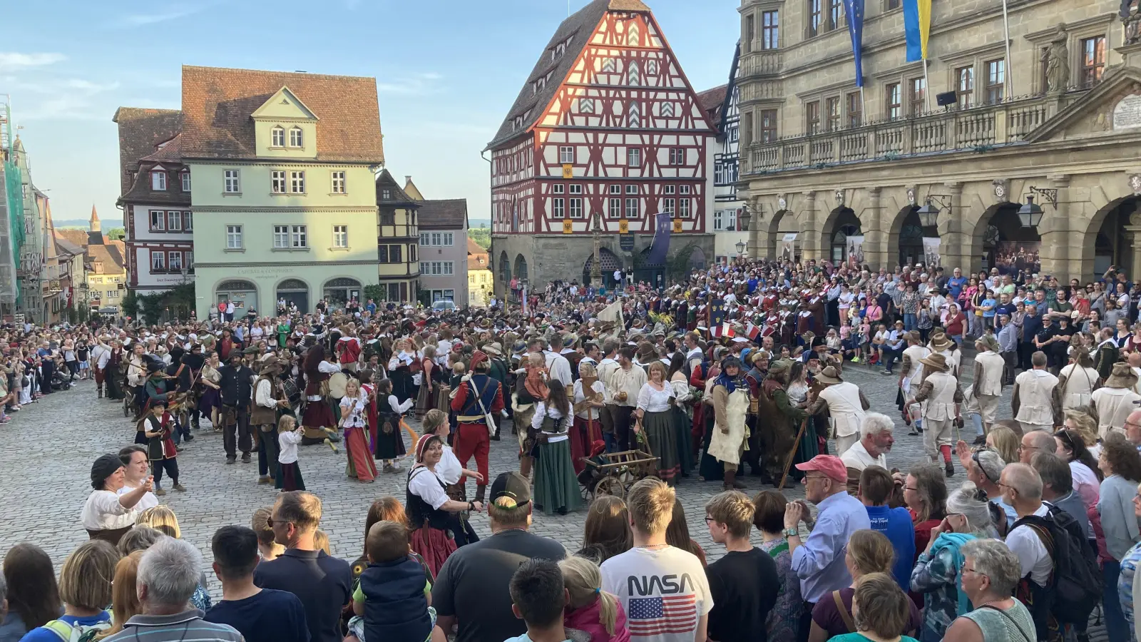 Das Abschiedsbild vor dem Rathaus: Die Pfingstfestspiele 2023 sind zu Ende. (Foto: Clarissa Kleinschrot)