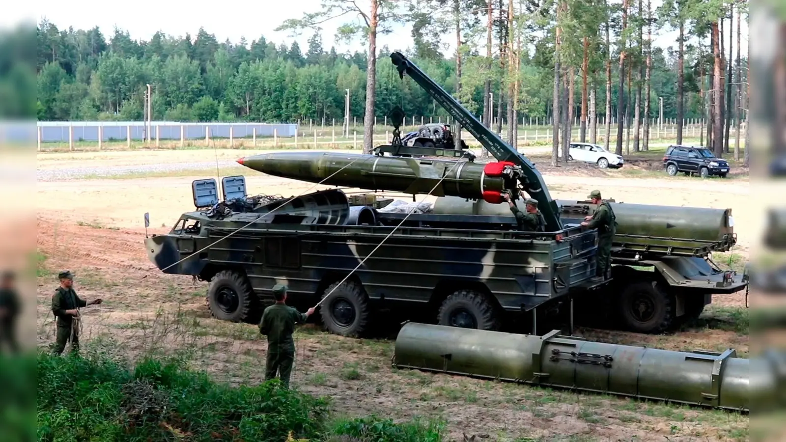 Das Militär in Belarus verstärkt Truppen an der Grenze zur Ukraine. (Archivbild) (Foto: Uncredited/AP/Belarusian Defense Ministry via VOENTV/dpa)