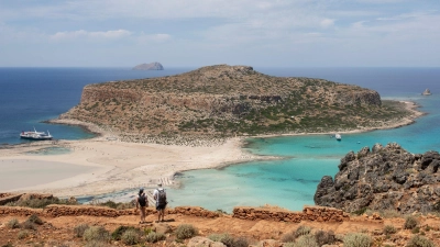 Touristen m nordöstlichen Teil der Insel Kreta (Archivbild). (Foto: Socrates Baltagiannis/dpa)