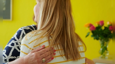 Mitgefühl-Trainings bieten Forscher der Universität Mannheim an - und sagen: Menschen, die Mitgefühl zeigen, fühlen sich auch selbst besser. (Symbolbild)  (Foto: Annette Riedl/dpa/dpa-tmn)