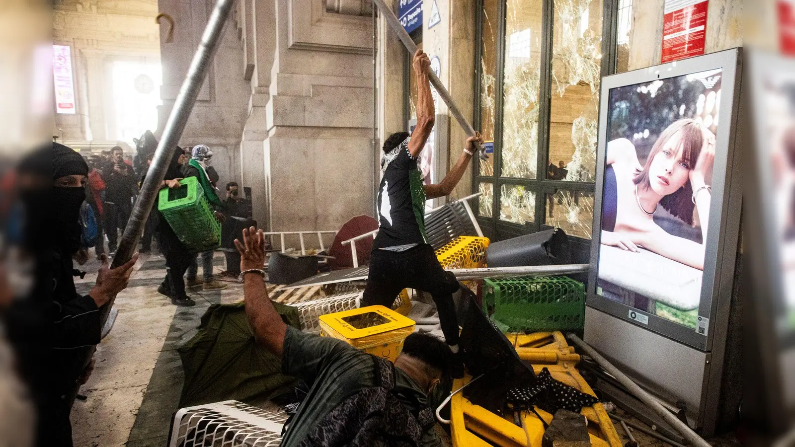 Bei den Krawallen wurden nach Angaben der Polizei mehrere Dutzend Menschen verletzt. (Foto: Marco Ottico/LaPresse/AP/dpa)