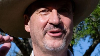 Auf der George Ranch unweit der Millionenmetropole Houston hat Bayerns Ministerpräsident Markus Söder seinen Texas-Besuch mit obligatorischem Cowboy-Hut begonnen.  (Foto: Sven Hoppe/dpa)