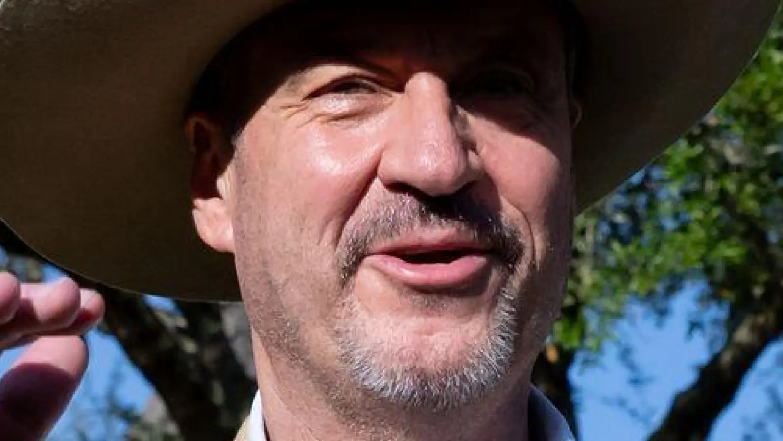 Auf der George Ranch unweit der Millionenmetropole Houston hat Bayerns Ministerpräsident Markus Söder seinen Texas-Besuch mit obligatorischem Cowboy-Hut begonnen.  (Foto: Sven Hoppe/dpa)