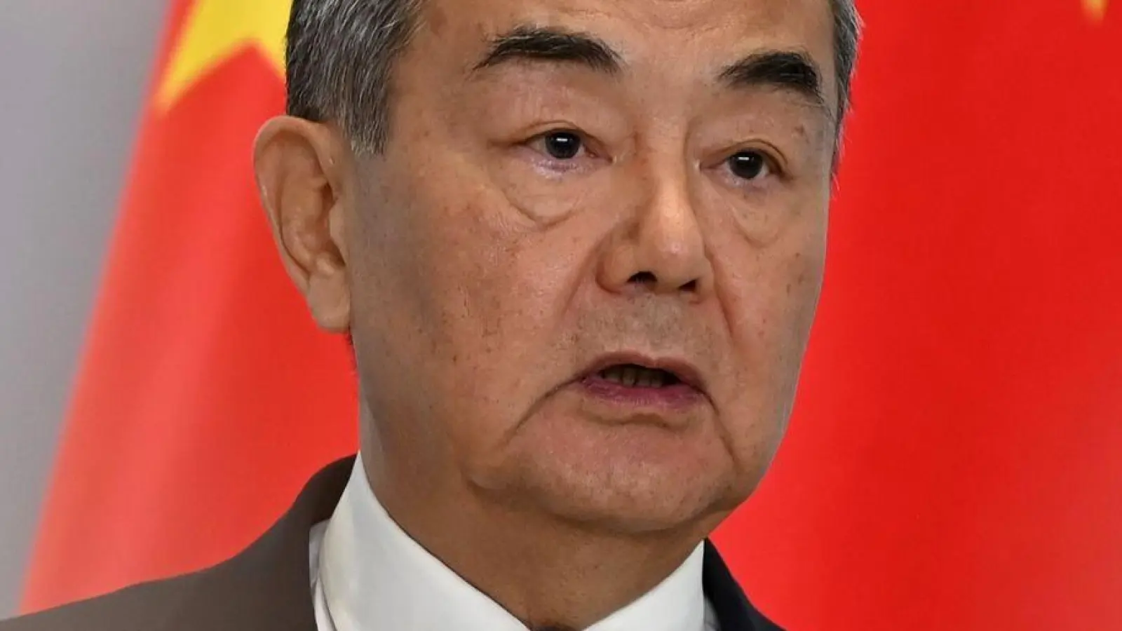 Chinas Außenminister Wang Yi hat Vertreter aus Thailand und Kambodscha eingeladen. Durch die Gespräche soll die Waffenruhe gefestigt werden. (Archivbild)  (Foto: Johannes Neudecker/dpa)