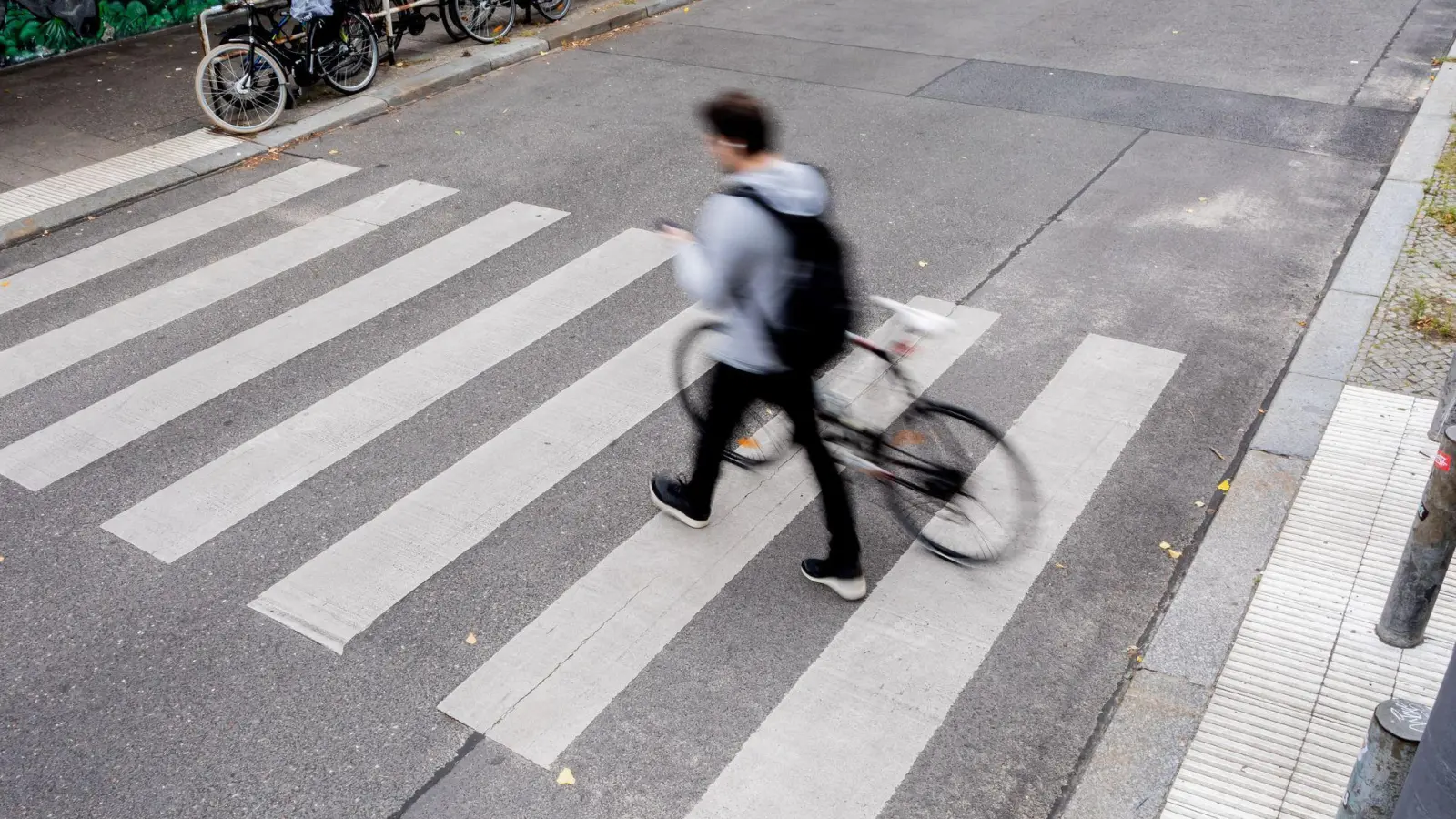 Wer mit dem Fahrrad am Zebrastreifen die Straßenseite wechseln will, muss absteigen und schieben. (Foto: Christoph Soeder/dpa/dpa-tmn)
