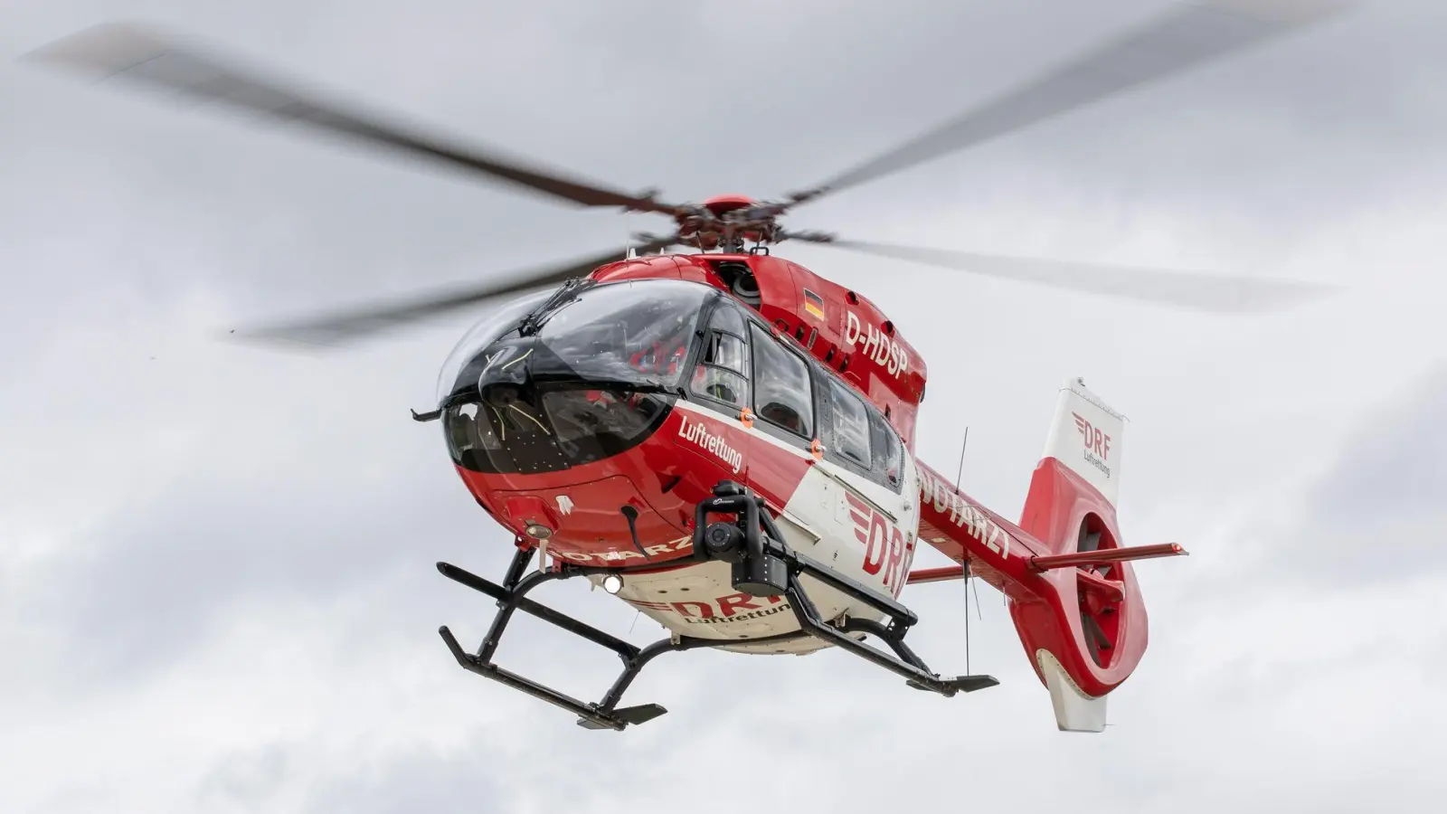 Bei einem Unfall wird ein 16-Jähriger getötet, der gleichaltrige Beifahrer wurde schwer verletzt in ein Krankenhaus gebracht. (Symbolbild) (Foto: Daniel Karmann/dpa)