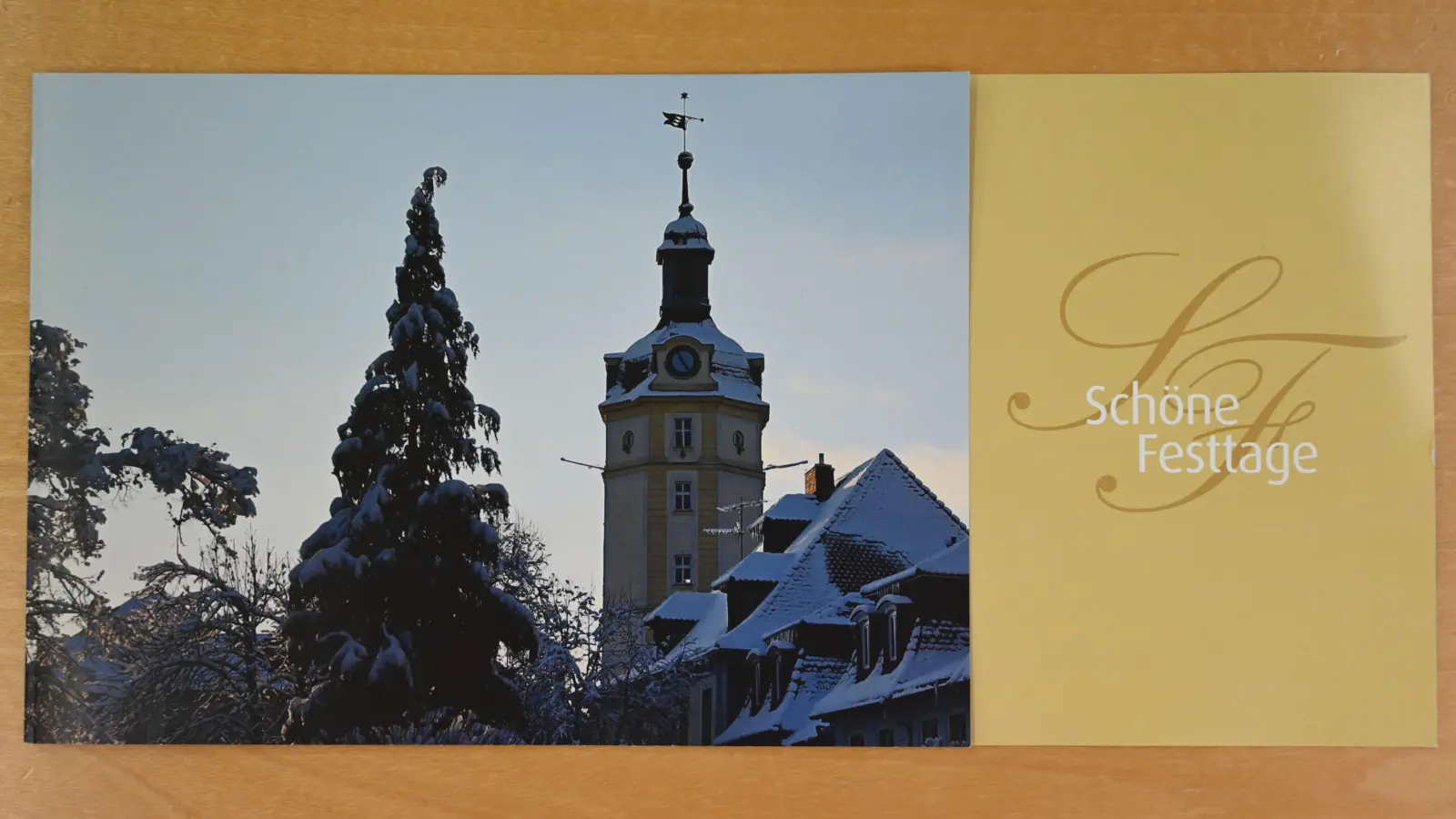 Die Weihnachtskarte der Stadt Ansbach 2022 - mit einem Foto von Peter Weickert, das eine Partie mit dem Herrieder Tor zeigt. (Foto: Stadt Ansbach/Anne Ziegler)