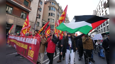 Mehr als 100.000 Menschen protestieren in Italien gegen die Meloni-Regierung. (Foto: Antonio Calanni/AP/dpa)