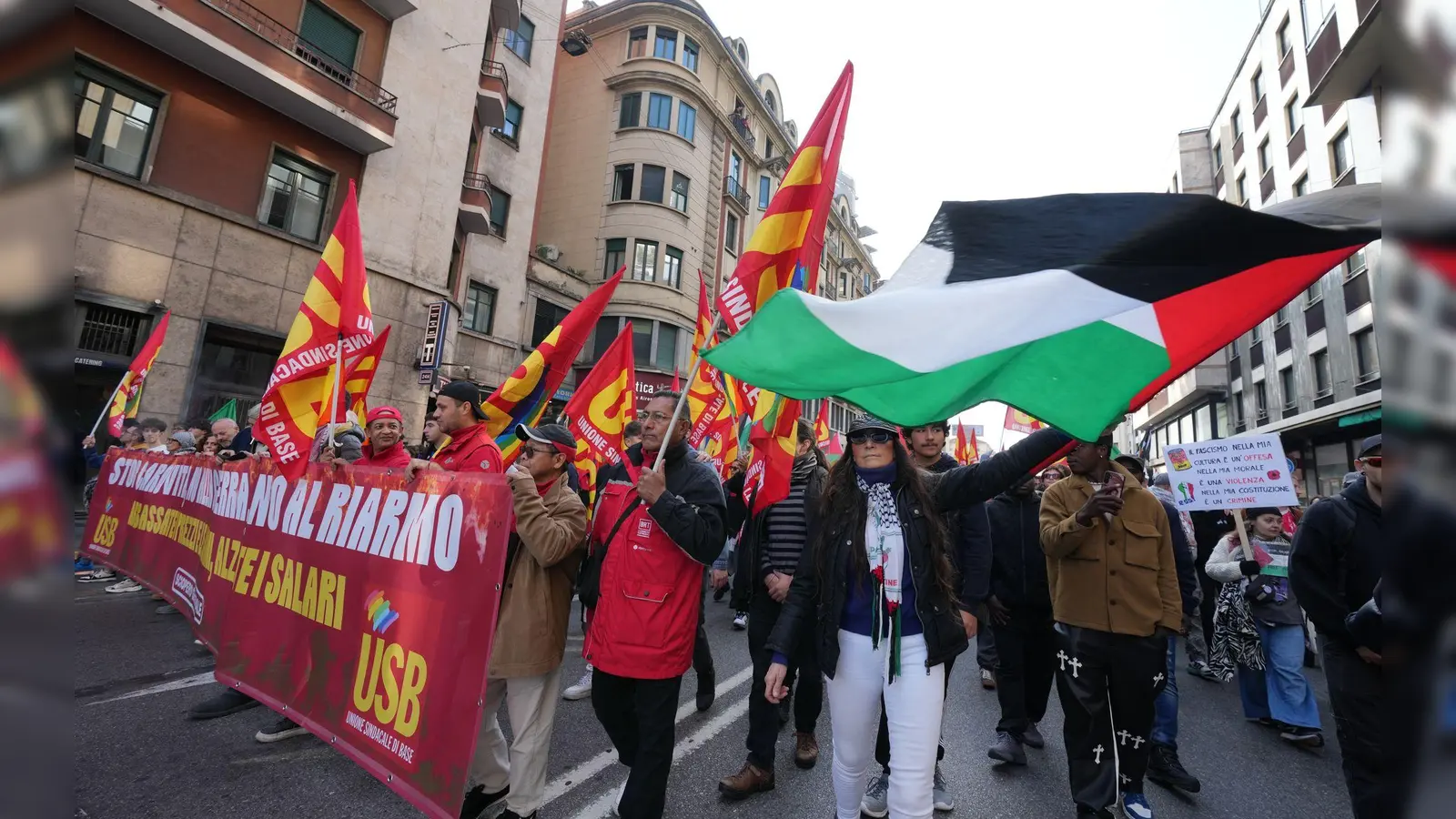 Mehr als 100.000 Menschen protestieren in Italien gegen die Meloni-Regierung. (Foto: Antonio Calanni/AP/dpa)