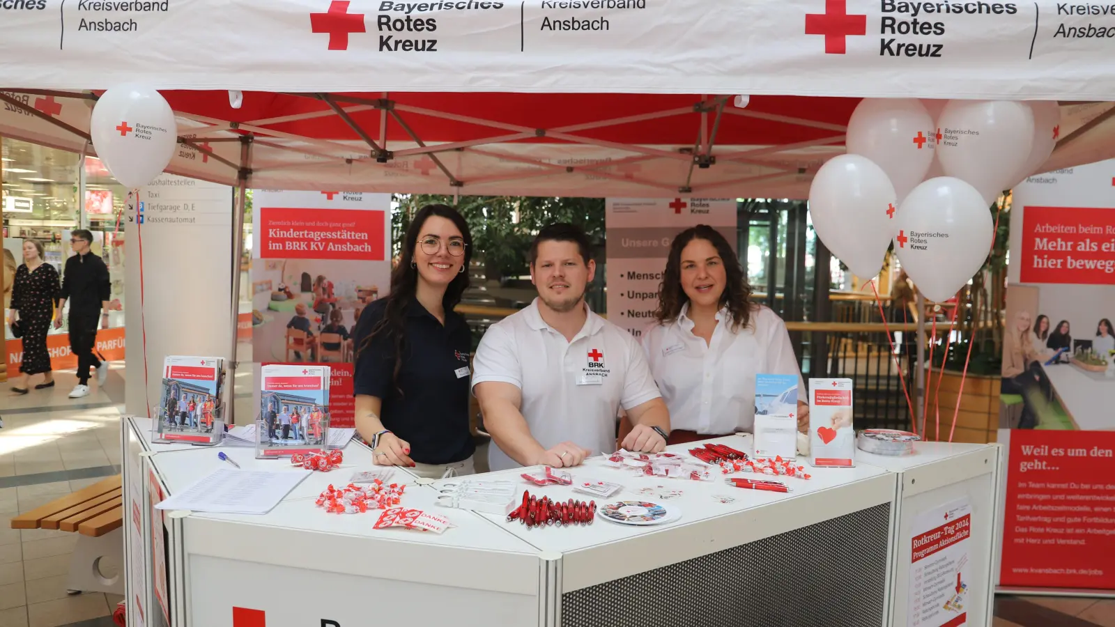 Fragen rund um das Rote Kreuz lassen sich an diesem Stand im Brücken-Center beantworten. (Foto: Oliver Herbst)