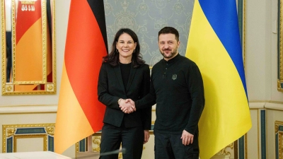 Der ukrainische Präsident Wolodymyr Selenskyj empfängt die deutsche Außenministerin Annalena Baerbock in Kiew. (Foto: Evgeniy Maloletka/AP/dpa)