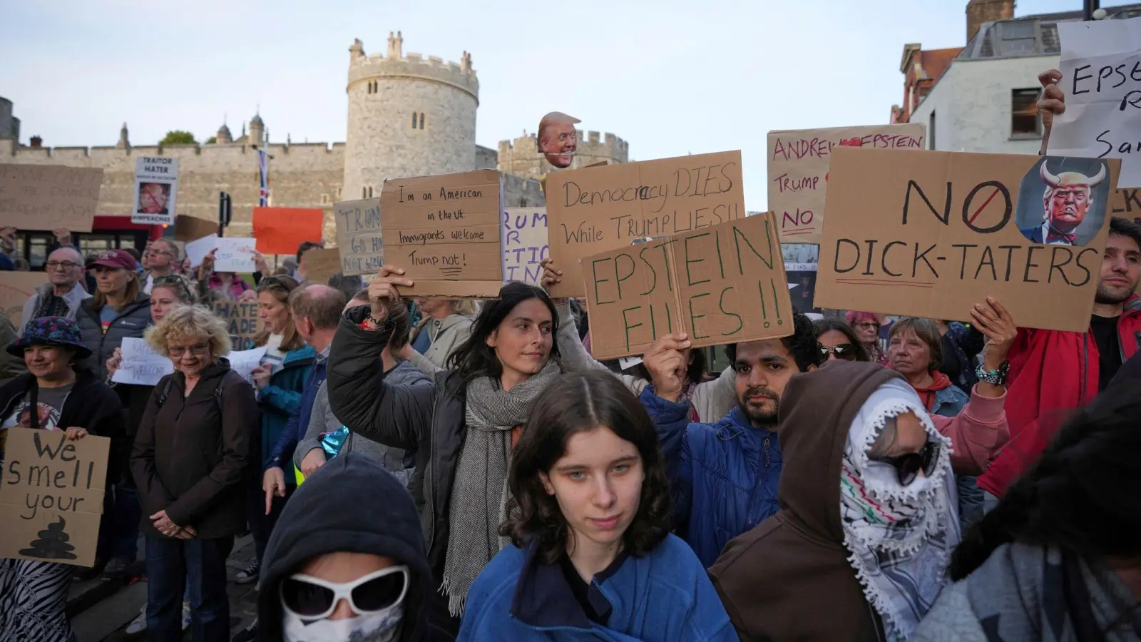 Vor der Ankunft von US-Präsident Trump versammelten sich Demonstranten. (Archivbild) (Foto: Kin Cheung/AP/dpa)