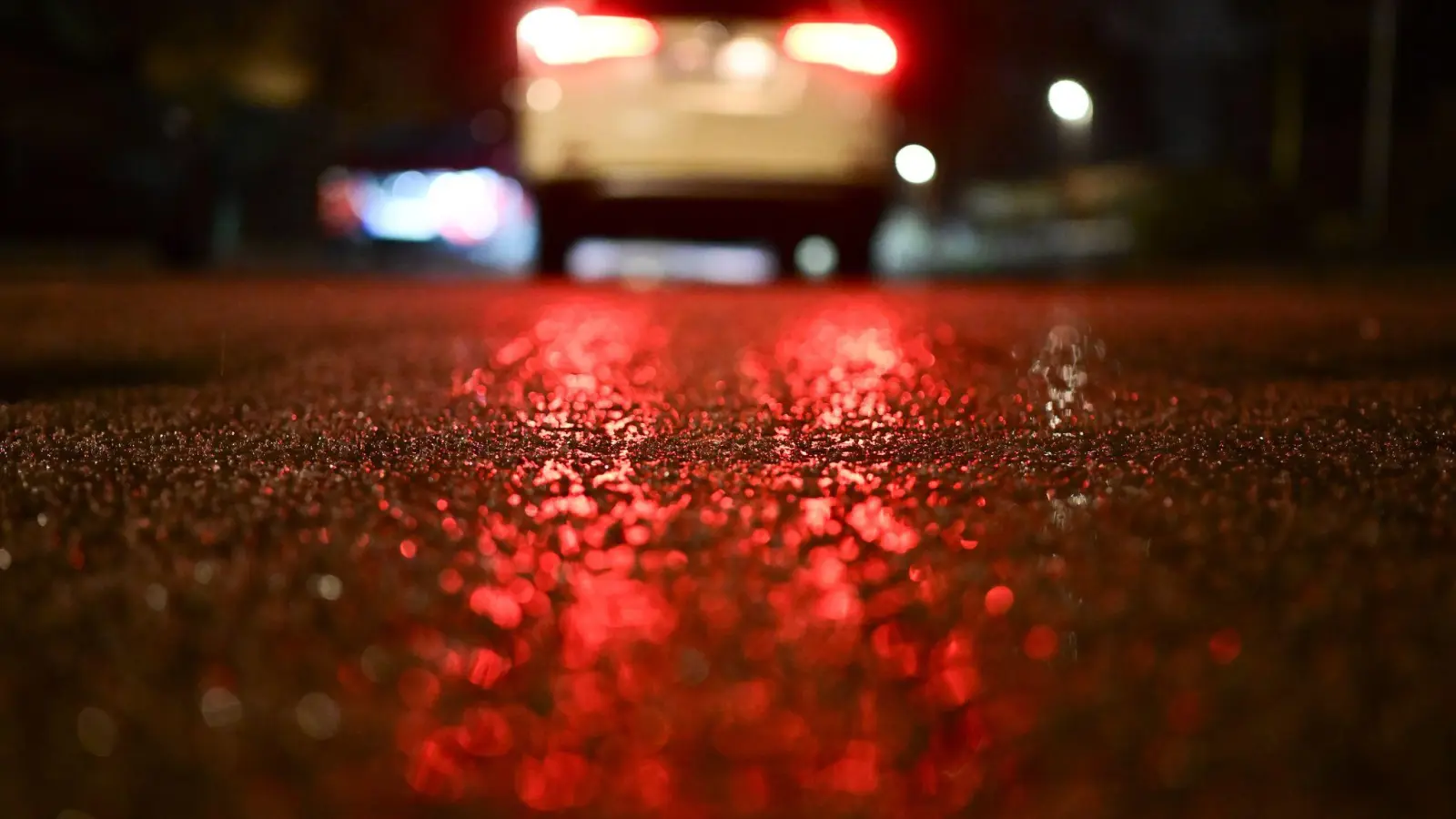 Bis in den Morgen warnt der Wetterdienst vor Glätte und Schnee. (Foto: Sebastian Gollnow/dpa)