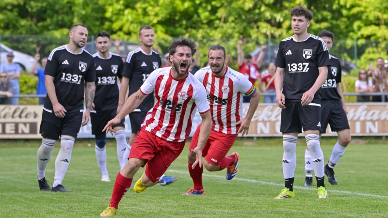 Der SV Arberg besiegte in Spalt den FC Schwand mit 3:1 und schaffte damit nach einem Jahr die Rückkehr in die Bezirksliga. Hiber bejubelt Albert Glas (links vorne) sein Tor zum 1:1, rechts Teamkollege Christoph Nagler. (Foto: Martin Rügner)