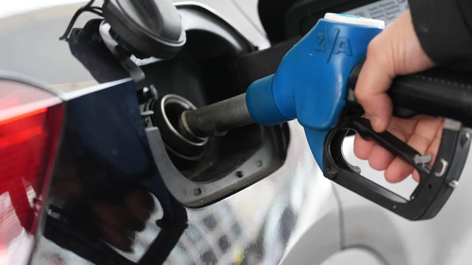 Um rund acht Cent unterscheiden sich die günstigsten Regionen von den teuersten. (Symbolbild) (Foto: Marcus Brandt/dpa)