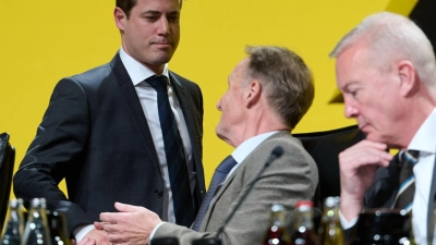 Lars Ricken (links) und Hans-Joachim Watzke wollen bei Borussia Dortmund zusammenstehen (Foto: Bernd Thissen/dpa)