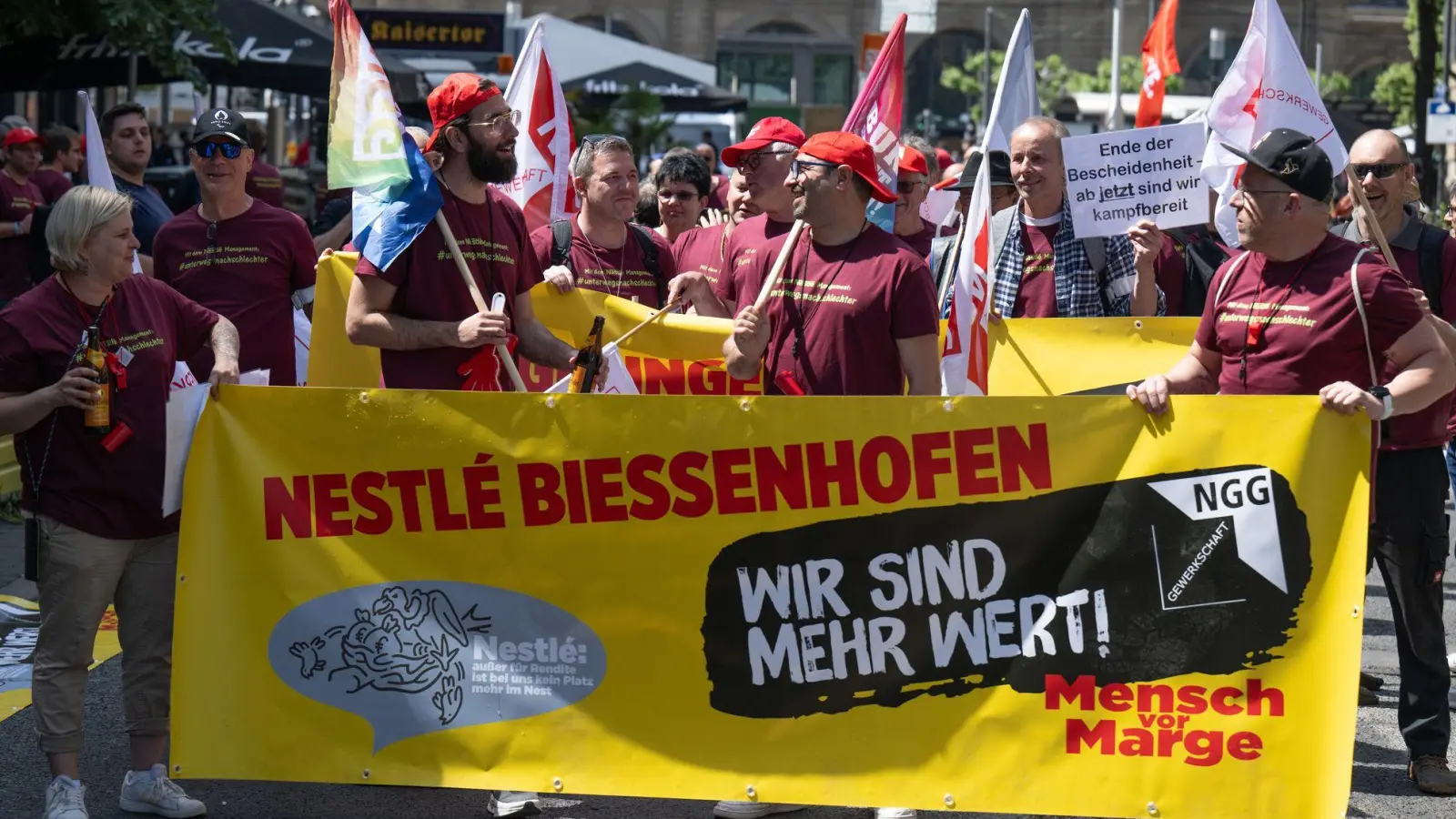 Nestlé-Beschäftigte kämpfen um ihre Jobs.  (Foto: Boris Roessler/dpa)