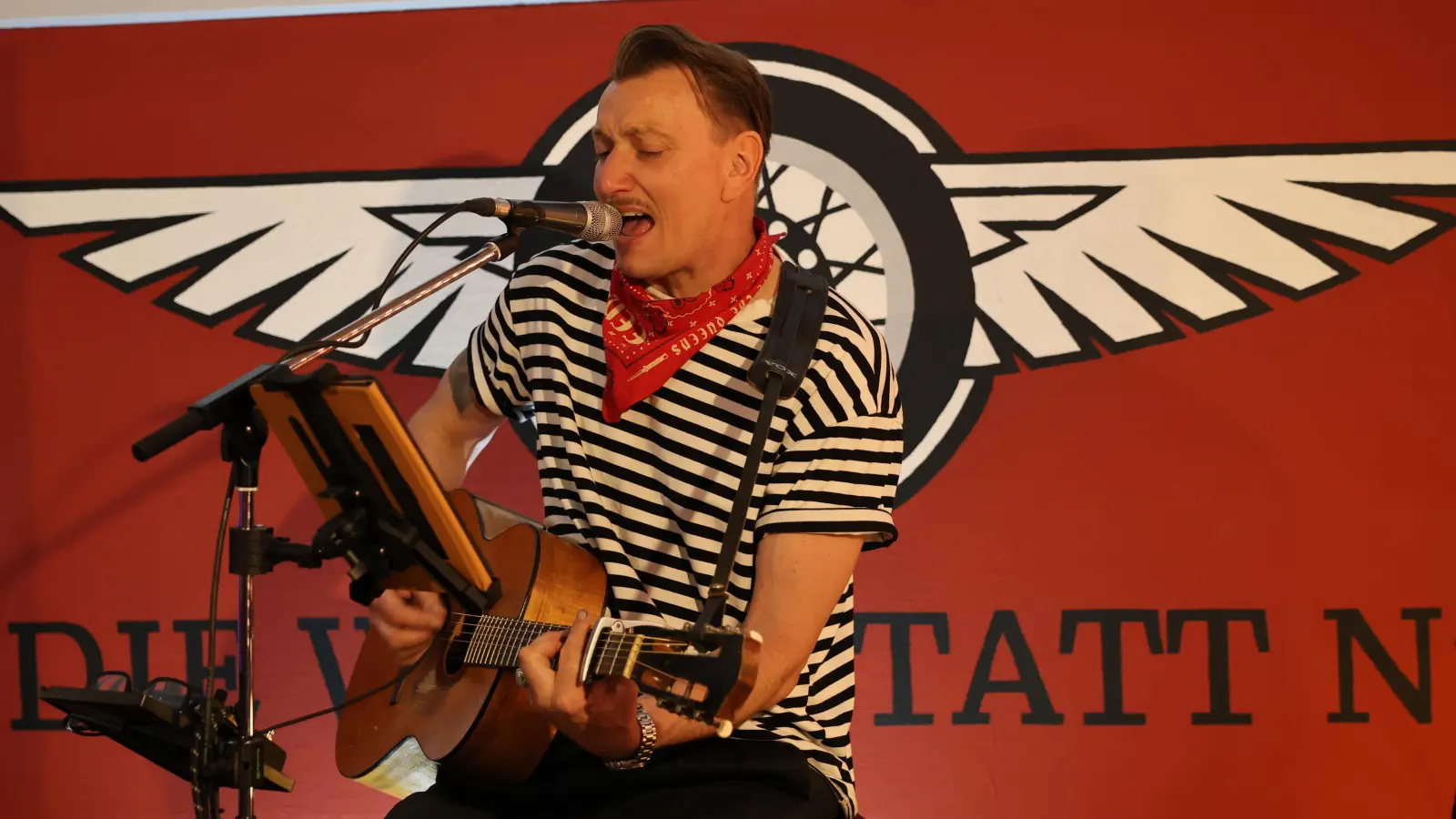 In der Werkstatt N2 sorgte Gastronom und Musiker Markus Hofer als „Johnny Gorilla” für Lagerfeuer-Atmosphäre. (Foto: Zeynel Dönmez)