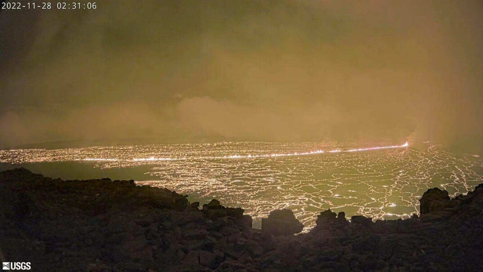 Im Krater des Vulkans breitet sich Lava aus. (Foto: Uncredited/USGS Hawaiian Volcano Observatory/AP/dpa)