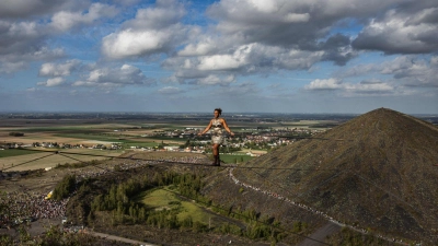 Die Artistin Tatiana-Mosio Bongonga balancierte zwischen zwei Hügeln, die zu einem UNESCO-Welterbe-Gebiet gehören. (Foto: Sameer Al-Doumy/AFP/dpa)