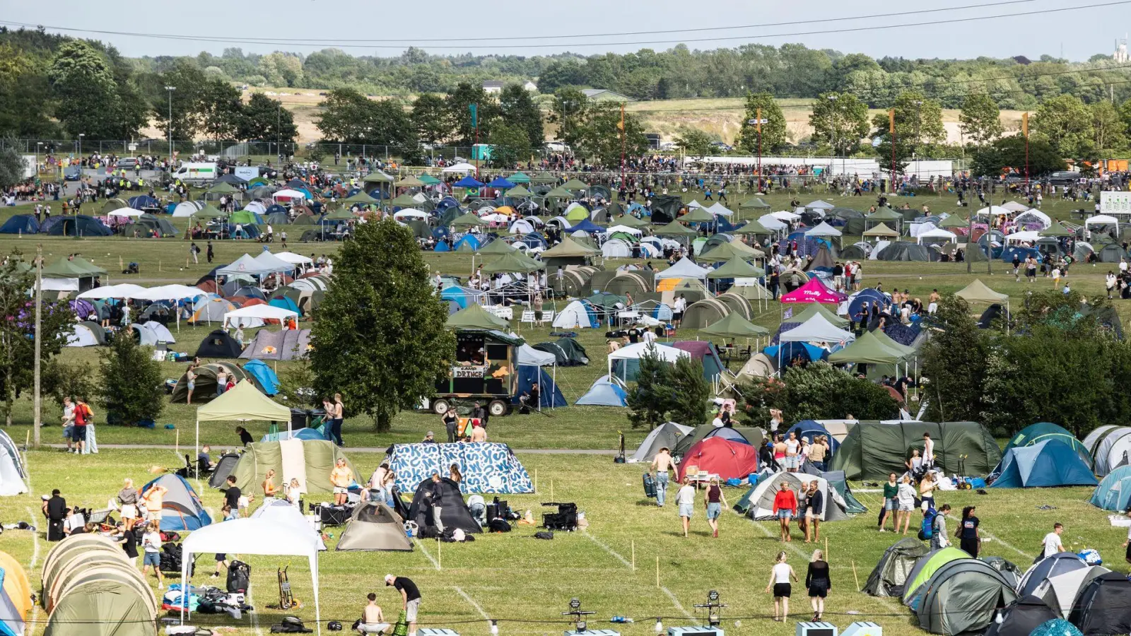 Das dänische Roskilde-Festival besuchen jedes Jahr mehr als 130.000 Menschen - hier ein Bild von 2025. (Archivbild)  (Foto: Kristian Tuxen Ladegaard Berg/SOPA Images via ZUMA Press Wire/dpa)