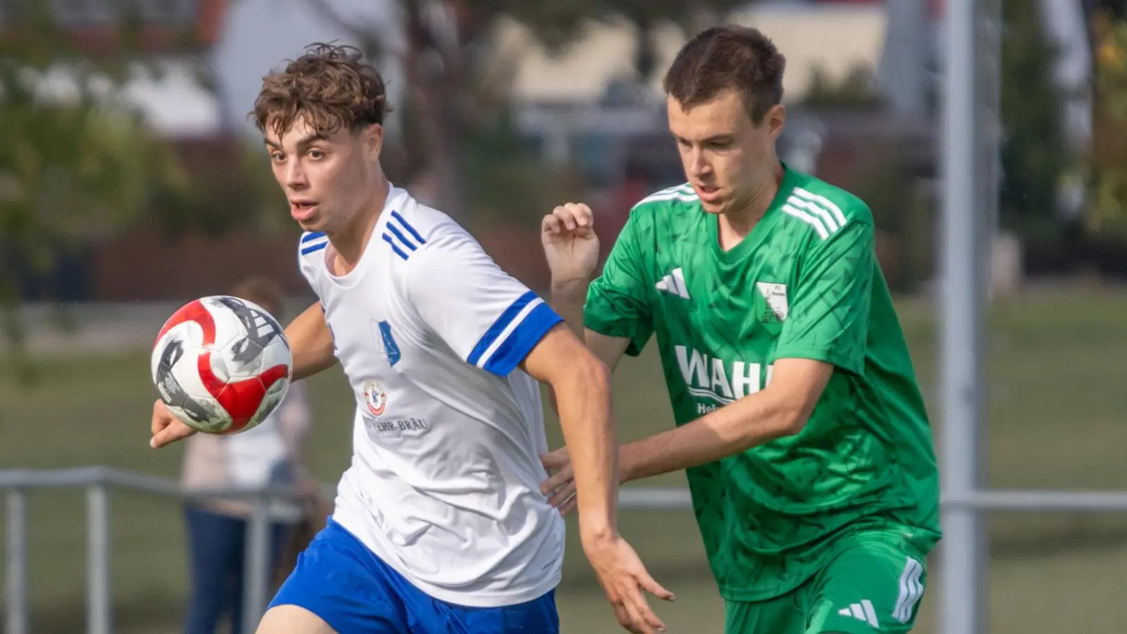 Mit 1:3 verlor der FC Heide Königshofen (rechts Fabian Hahn) das Verfolgerduell gegen den TuS Feuchtwangen (Josef Sommerer). (Foto: Markus Zahn)