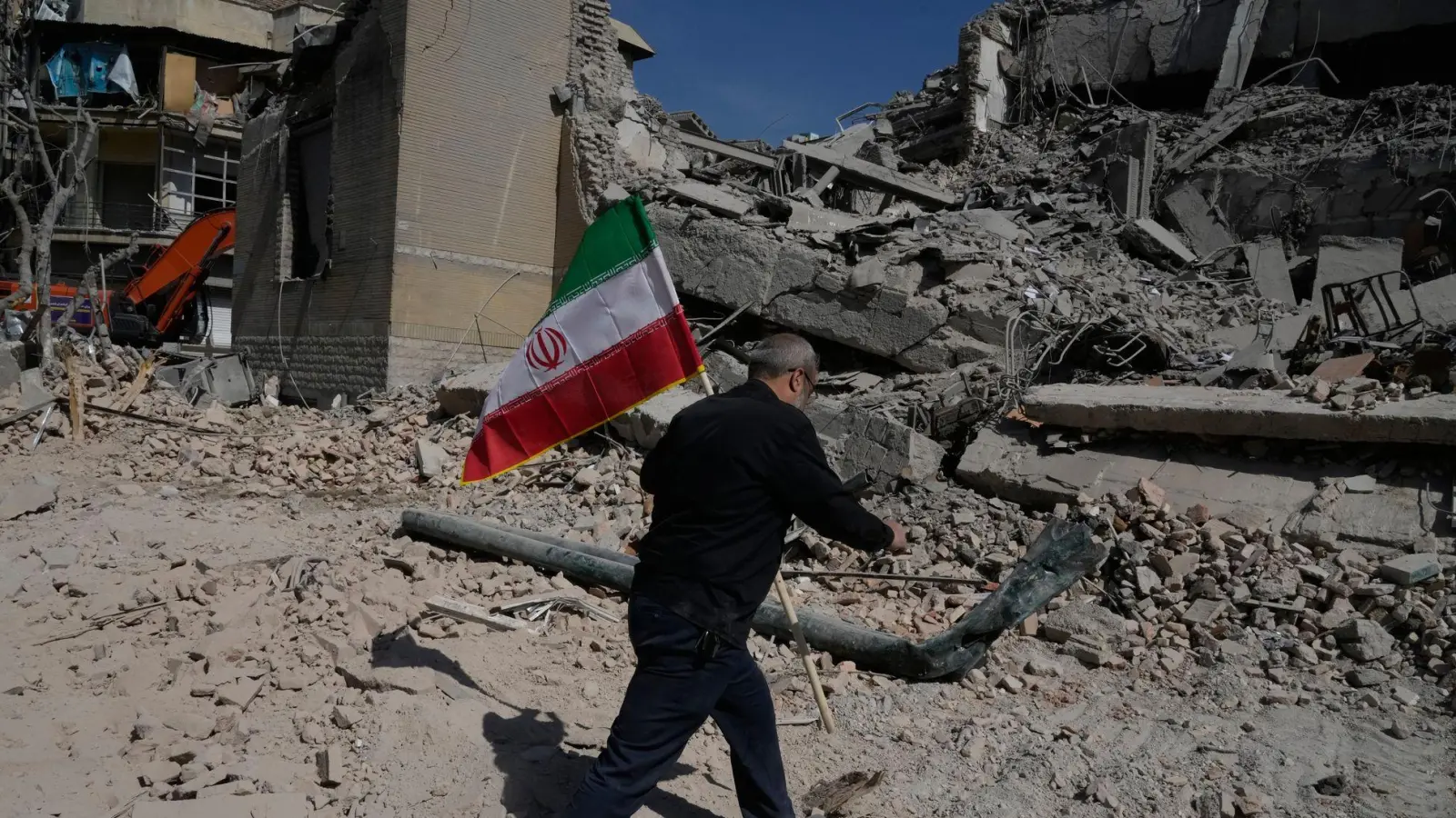 Die Angriffe auf den Iran gehen weiter.  (Foto: Vahid Salemi/AP/dpa)