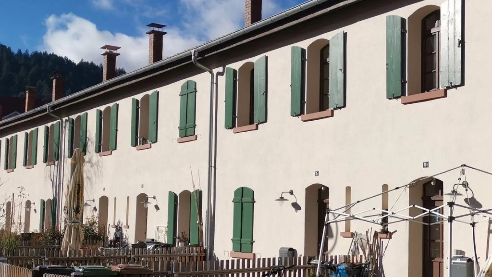 Einstiges Arbeiterviertel: In den zweigeschossigen kleinen Reihenhäusern der heute sanierten Knopfhäusle-Siedlung lebten Familien, die ihrem Broterwerb in der nah gelegenen Knopffabrik Risler nachgingen. (Foto: Geraldine Friedrich/dpa-tmn/dpa)