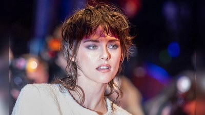 Schauspielerin Kristen Stewart zeigte den Frisuren-Trend Mullet schon 2024 auf dem Roten Teppich. Im Gegensatz zum „Vokuhila“ ist er natürlicher und eleganter. (Foto: Monika Skolimowska/dpa/dpa-tmn)