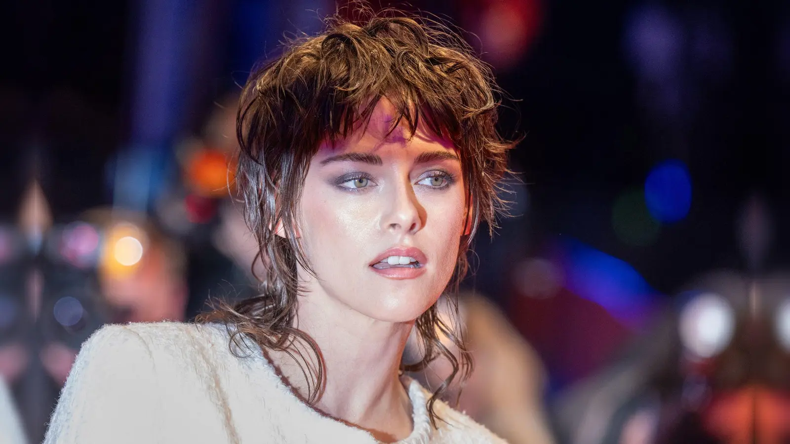 Schauspielerin Kristen Stewart zeigte den Frisuren-Trend Mullet schon 2024 auf dem Roten Teppich. Im Gegensatz zum „Vokuhila“ ist er natürlicher und eleganter. (Foto: Monika Skolimowska/dpa/dpa-tmn)