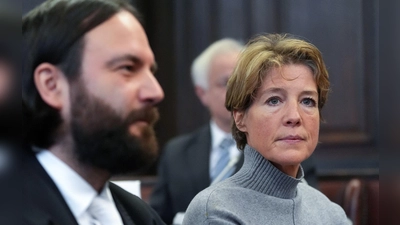 Christina Block sitzt im Gerichtssaal neben ihrem Verteidiger Ingo Bott.  (Foto: Marcus Brandt/dpa)