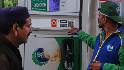 Spritpreise in Pakistan steigen wegen der Folgen des Iran-Kriegs massiv. (Foto: Muhammad Sajjad/AP/dpa)