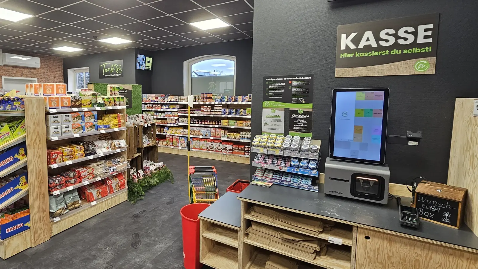 Gezahlt wird im Einkaufsmarkt „Tante M” in Wieseth an einer Selbstbedienungskasse. (Foto: Wolfgang Grebenhof)
