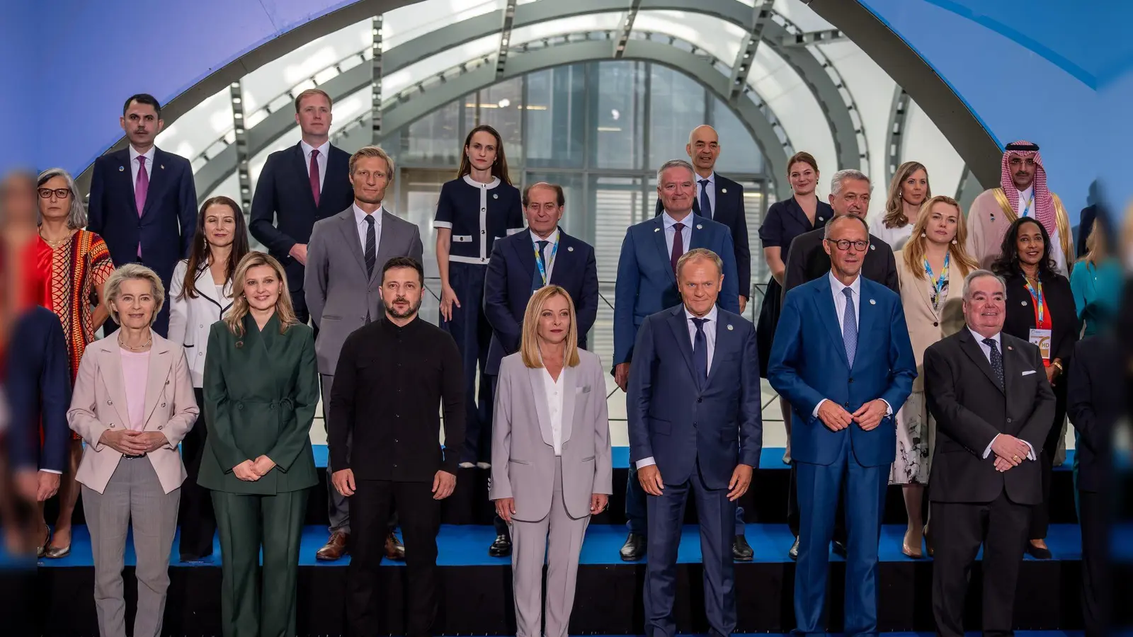 Bei der Wiederaufbaukonferenz für die Ukraine stellen sich die Teilnehmer rund um Präsident Wolodymyr Selenskyj zum Gruppenfoto auf. (Foto: Michael Kappeler/dpa)