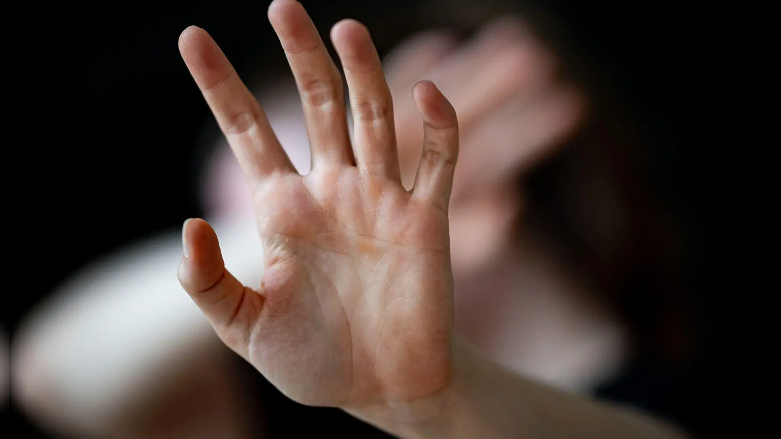 Eine 20-Jährige wurde nach einem Vorfahrtsunfall bei Gerhardshofen von der Geschädigten angegriffen und mehrmals ins Gesicht geschlagen. (Symbolbild: Fabian Sommer/dpa)