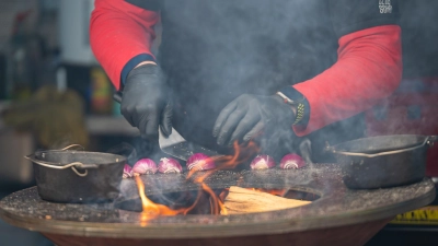 Nicht nur traditionelle Grills werden bei der veganen Meisterschaft angeschürt. Auch Grillplatten und Töpfe sind im Einsatz. (Foto: Mirko Fryska)