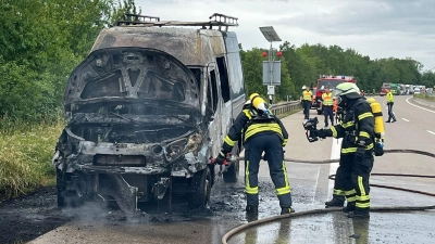 Der Kleintransporter brannte völlig aus. Wegen einer Gasflasche, die sich an Bord befand, war beim Löschen besondere Vorsicht geboten. (Foto: Kreisfeuerwehrverband/Rainer Weiskirchen)