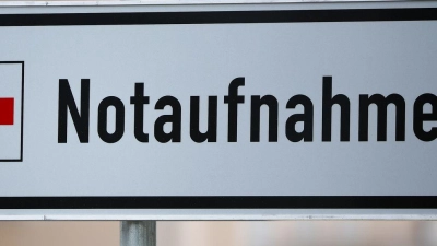 Ein Notarzt bringt den Jungen in eine Kinderklinik. (Symbolbild) (Foto: Jan Woitas/dpa)