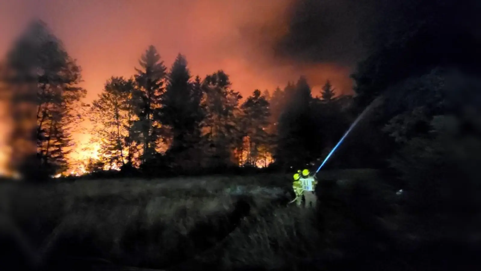 Nach dem Waldbrand im Bereich der Gemeinde Übersee am Chiemsee verlangt die Feuerwehr eine bessere Ausrüstung. (Archivbild) (Foto: Wolfgang Gasser/Kreisfeuerwehrverband Traunstein/dpa)