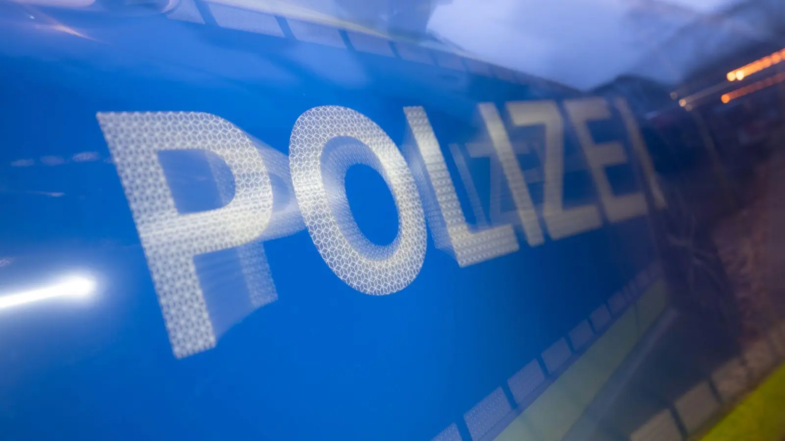 Proben aus dem Unfallgebäude sollen in einem Labor ausgewertet werden. (Symbolbild)  (Foto: Marijan Murat/dpa)